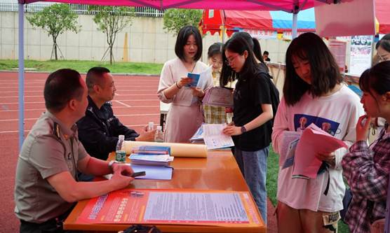 说明: E:\武装部资料\2019年\2019年征兵工作\工作动态图片\征兵\DSC04595.JPG